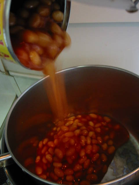 IMG_9004_pouring_beans_into_pot.JPG 