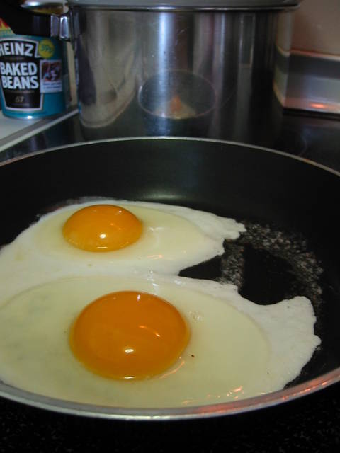 IMG_9006_eggs_frying_in_pan.JPG 