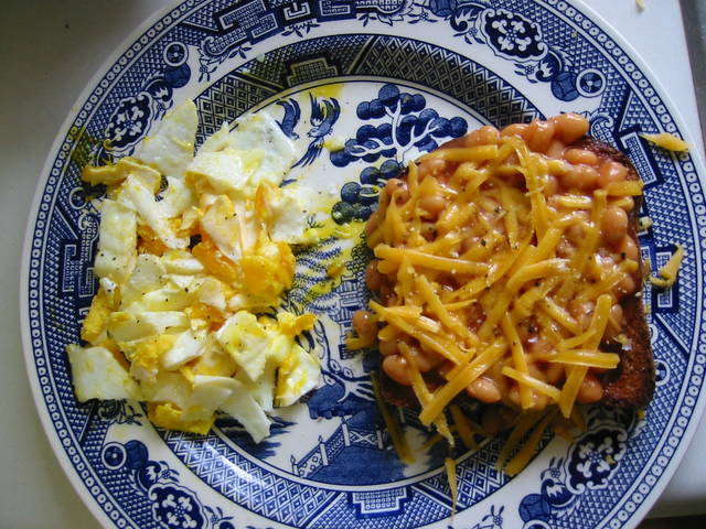 IMG_9016_fried_eggs_and_beans_on_toast_with_cheese.JPG 