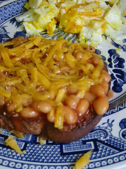 IMG_9019_melted_cheese_with_beans_on_toast_and_fried_eggs.JPG 