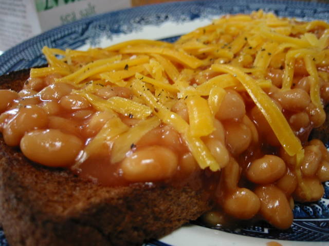 IMG_9023_closeup_of_beans_on_toast_with_salt_and_pepper.JPG 