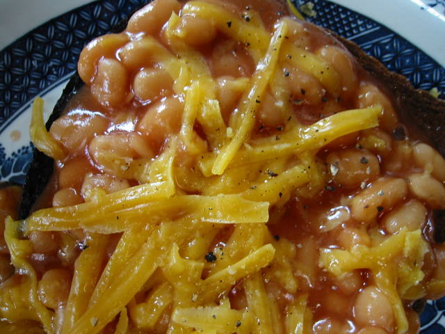 IMG_9026_melted_grated_cheddar_on_heinz_beans_on_toast.JPG 