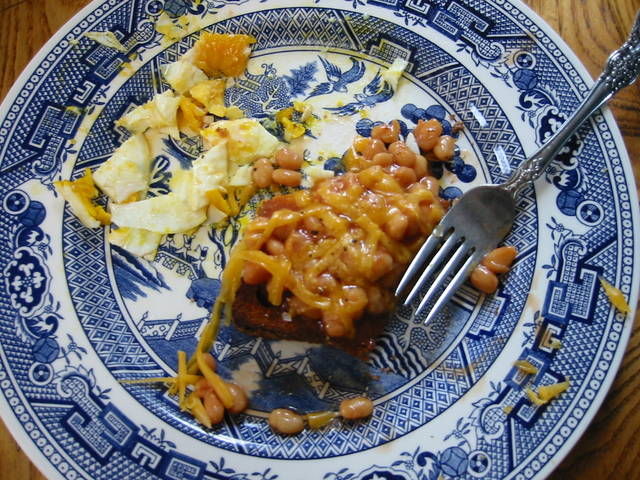 IMG_9029_partially_eaten_beans_on_toast_with_fried_eggs.JPG 